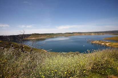 La playa del pantano de La Breña, una de las playas de interior de la provincia de Córdoba que tiene bandera azul.