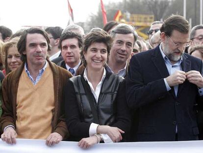 María San Gil, en la manifestación del pasado 10 de marzo en Madrid entre José María Aznar y Mariano Rajoy.