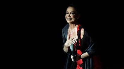 La cantante Isabel Pantoja en una presentación en Valencia.