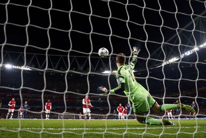 Manuel Neuer detiene el penalti a Ozil. 