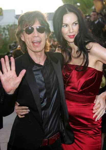 Leyenda en el mundo del rock y también en el del corazón. Jagger ha salido con multitud de mujeres famosas, de las que ha tenido ocho hijos. Con la diseñadora L'Wren Scott (aquí los dos en marzo de 2006) compartió 13 años de vida en común y tenían planeado casarse. Ella se suicidó en marzo de 2014, con 49 años. Fue la única vez que los Stones cancelaron una gira por el fallecimiento de alguien cercano.