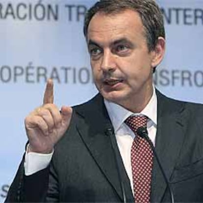 Rodríguez Zapatero responde a una pregunta sobre Ibarretxe durante su comparecencia ayer en Zaragoza.