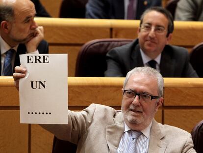 El senador del PP Pedro Agramunt exhibe un cartel durante la sesión de control en la Cámara alta.