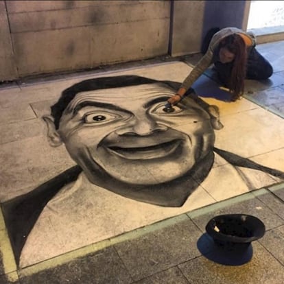 Retrato del actor británico Rowan Atkinson en su papel de "Mr Bean", en las calles de Madrid.