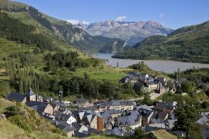 Pueblo de Sallent de Gállego, en Huesca, a orillas del lago de Lanuza.