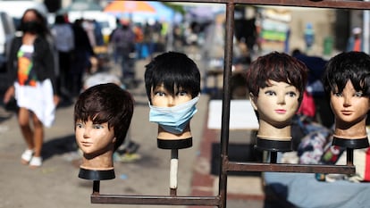 Loja usa manequins para divulgar a venda de máscaras em Soweto, província de Gauteng na África do Sul.