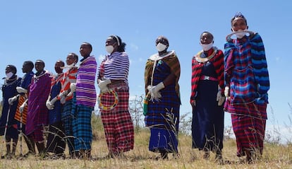 Un grupo de masái recibe con mascarilla y guantes a los turistas. La nueva normalidad de los safaris por África.