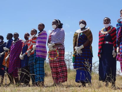 Un grupo de masái recibe con mascarilla y guantes a los turistas. La nueva normalidad de los safaris por África.