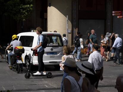 La circulación en patinete por Sevilla, en la imagen, está sometida a una nueva regulación.