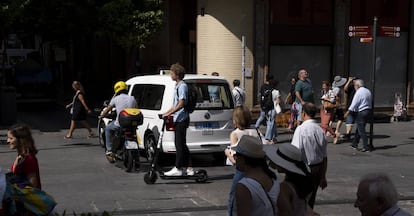 La circulación en patinete por Sevilla, en la imagen, está sometida a una nueva regulación.