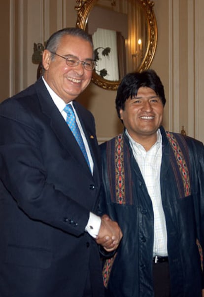 Allan Wagner (izquierda) junto a Evo Morales.