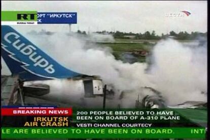 Imagen difundida por la televisión rusa del Airbus A-310 tras el accidente en el aeropuerto de Irkutsk.