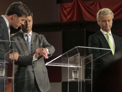 De izquierda a derecha, el liberal Mark Rutte, el dem&oacute;cratacristiano Jan Peter Balkenende y el ultra Geert Wilders, en un debate de la campa&ntilde;a de 2010.