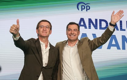 El presidente del PP, Alberto Núñez Feijóo, y el presidente del PP de Andalucía y candidato a la Junta, Juanma Moreno Bonilla, en el acto celebrado en Sevilla.