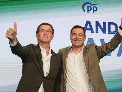 El presidente del PP, Alberto Núñez Feijóo, y el presidente del PP de Andalucía y candidato a la Junta, Juanma Moreno Bonilla, en el acto celebrado en Sevilla.