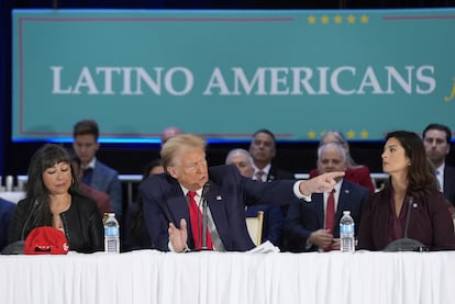 El candidato presidencial republicano Donald Trump participa en una mesa con empresarios latinos, el 22 de octubre de 2024 en Doral, Florida.