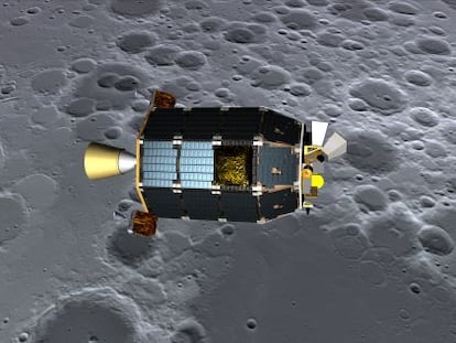 Ilustración de la sonda automática 'Ladee' sobre una imagen del suelo lunar.