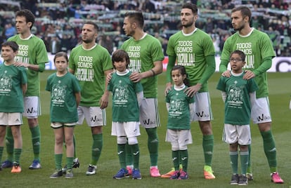 Los jugadores del Betis con las camisetas de apoyo a Zozulya. 