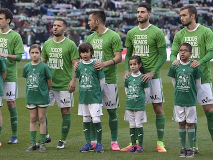 Los jugadores del Betis con las camisetas de apoyo a Zozulya. 