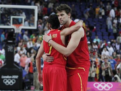 0Marc Gasol abraza a Navarro tras el partido contra Francia