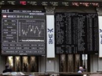 Paneles informativos en la Bolsa de Madrid muestran la evoluci&oacute;n del principal indicador de la bolsa espa&ntilde;ola, el IBEX 35. 