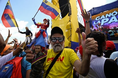 Un asistente muestra figuras de Maduro y Chávez durante la manifestación en apoyo al oficialismo. 