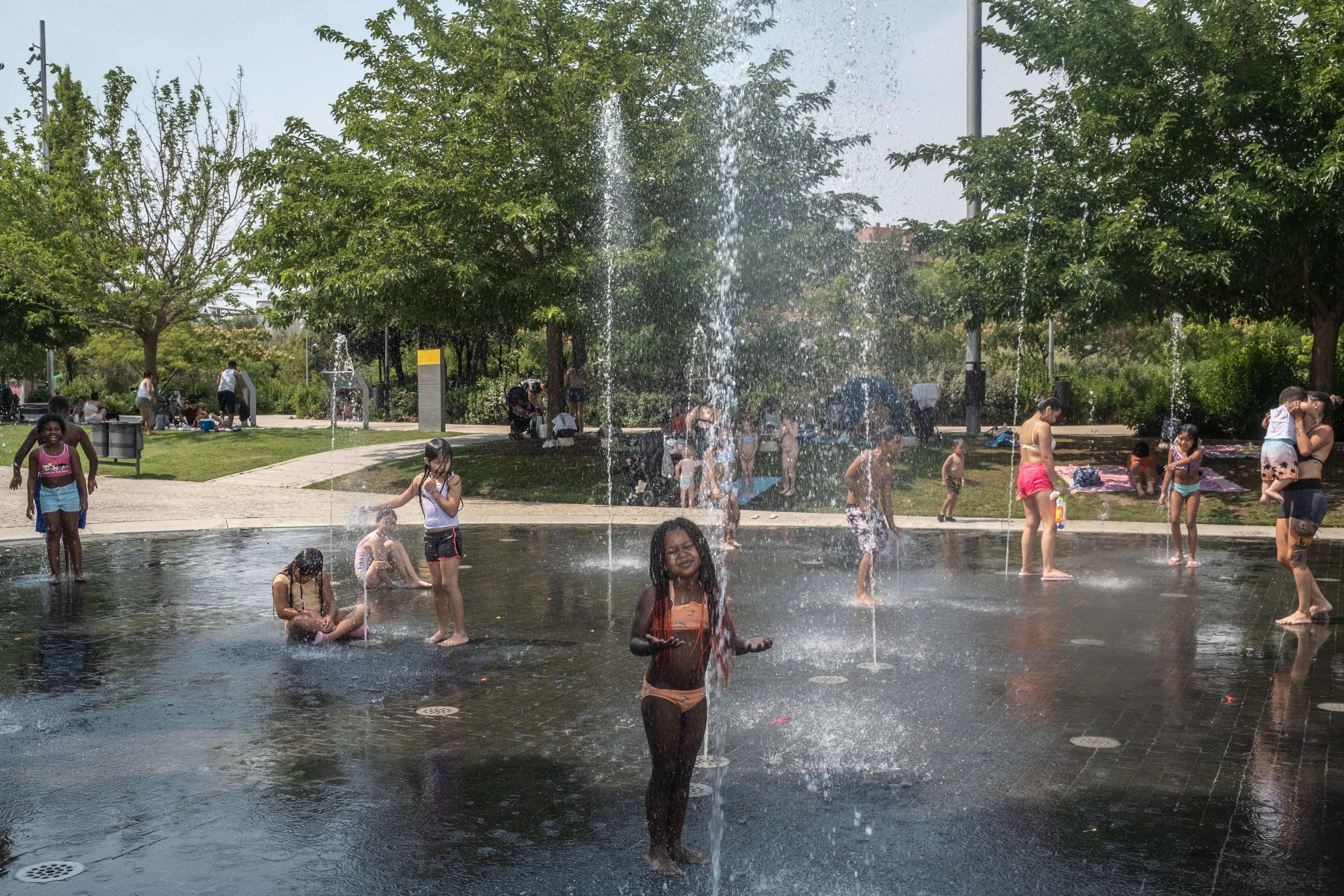 Niños bañándose en los chorros de Madrid Río.