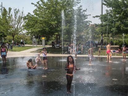 Niños bañándose en los chorros de Madrid Río, este miércoles.