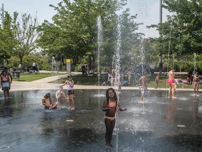 Niños bañándose en los chorros de Madrid Río, este miércoles.