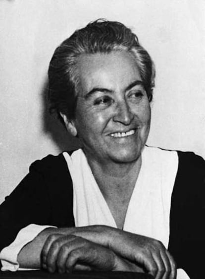 La escritora Gabriela Mistral, premio Nobel de Literatura en 1945.