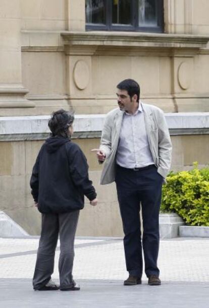 El portavoz del PNV en el Ayuntamiento de San Sebastián, Eneko Goia, se dirige a una de las personas que le ha increpado.