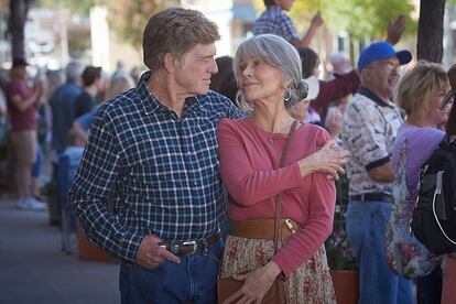 Su amor con Jane Fonda ha durado 50 años.

En 1967 Redford consiguió su primer gran papel protagonista en el cine gracias a la adaptación de la obra de Neil Simon, Descalzos en el parque. El filme, que cuenta la historia de una pareja de recién casados que se muda a un pequeño apartamento en Manhattan, pasó a la historia por la increíble química de su dúo protagonista: Redford y Jane Fonda. “Estaba enamorada de Bob. Nunca pasó nada entre nosotros pero era fabuloso besando. Estaba loca por él y esperaba impaciente las escenas de amor. Lo único malo es que a él no le gustaba rodarlas”, confesó la actriz. Medio siglo después de aquello y ya interpretando a jubilados, volvieron a enamorarse en el filme original de Netflix Nosotros en la noche.