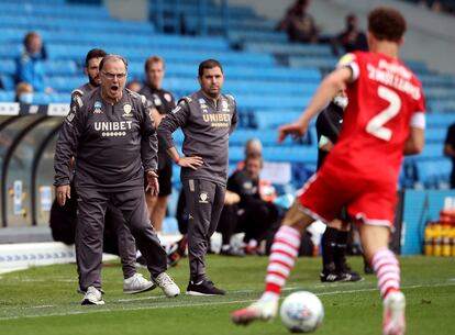 Bielsa, en la banda durante un partido del Leeds.