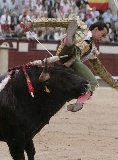 El diestro Leandro, en el momento de ser cogido durante la faena a su segundo toro.