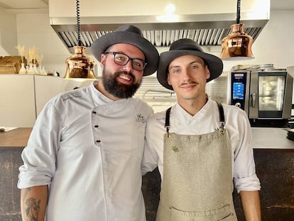 Abraham Ortega y Áser Mártin en el restaurante Tabaiba, en Las Palmas (Gran Canaria). J.C. CAPEL