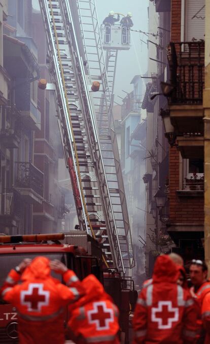 Personal sanitario y bomberos en el casco viejo de Bermeo (Bizkaia), donde se ha producido un incendio en un edificio abandonado y se ha extendido a seis inmuebles cercanos a causa del fuerte viento.