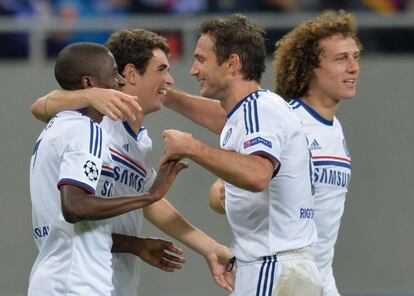 Ramires celebra un gol con sus compañeros.