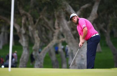 Andrew Johnston, con el putt en el 18 el domingo.