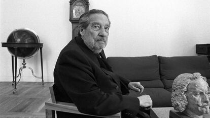 El escritor Octavio Paz en la Biblioteca Nacional de España, en 1996.