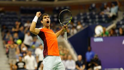 Alcaraz celebra la victoria contra Cilic en la pista Arthur Ashe de Nueva York.