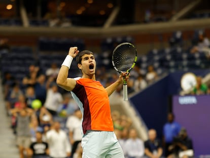 Alcaraz celebra la victoria contra Cilic en la pista Arthur Ashe de Nueva York.