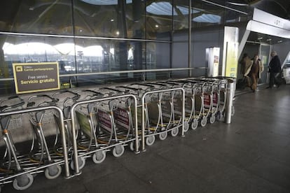 Carros en la T4 de Barajas, cuando todavía eran gratuitos.