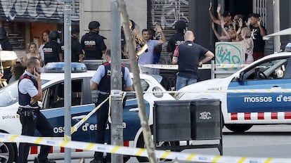 Operação policial no local do atentado de quinta-feira em Barcelona.