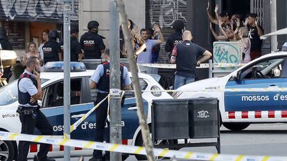 Operação policial no local do atentado de quinta-feira em Barcelona.