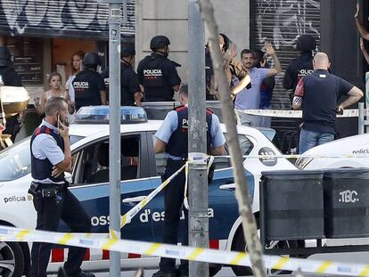 Operação policial no local do atentado de quinta-feira em Barcelona.