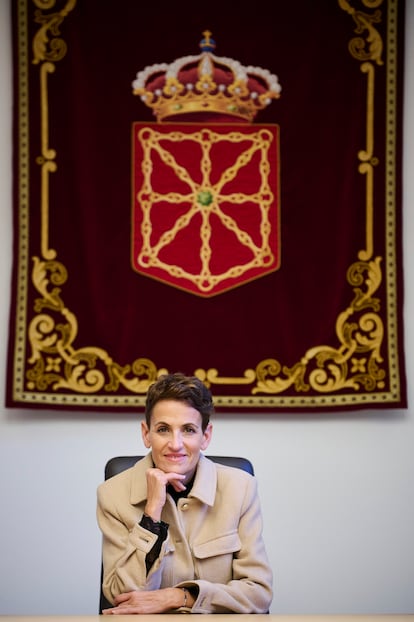 María Chivite con el escudo de la Comunidad Foral de Navarra.