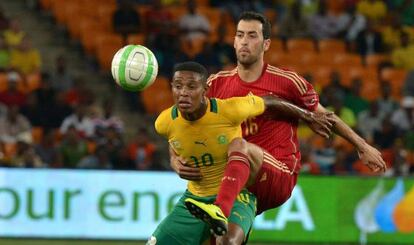 Busquets, ante Chabangu, en el amistoso de Espa&ntilde;a en Johannesburgo. 