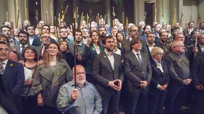 Carles Puigdemont con los alcaldes que levantan su vara de mando el pasado 7 de noviembre en Bruselas.