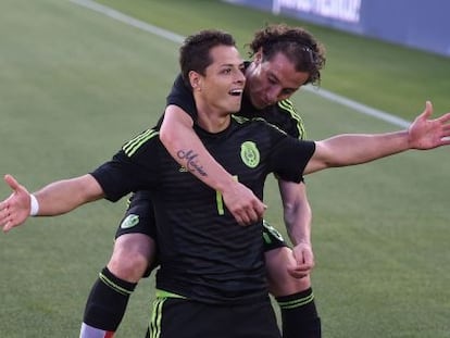 Chicharito Hernández es abrazado por Guardado en una partido de la selección mexicana.