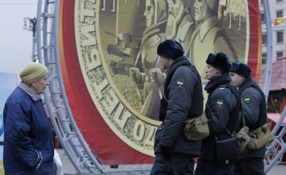Miembros de la polic&iacute;a rusa patrullan los alrededores del Kremlin ante la convocatoria de las protestas ma&ntilde;ana.